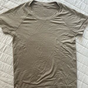 lululemon athletica Taupe Short Sleeve Tee